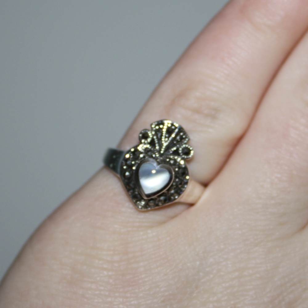 .925 Mother of pearl claddagh heart ring NWT 5 - Picture 4 of 5